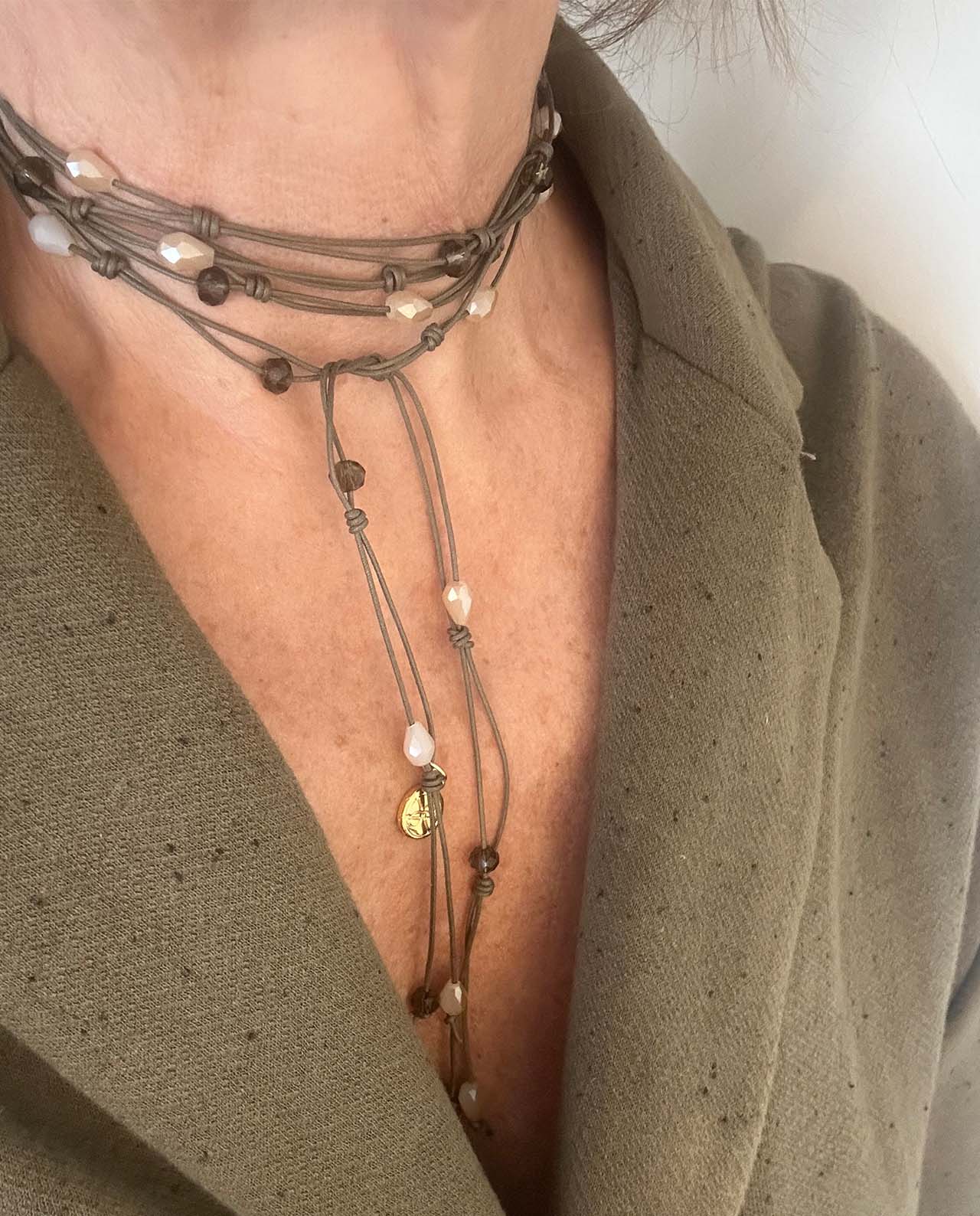 Collar Paquare Caqui Lägrima